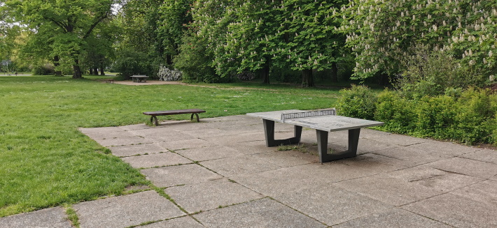 Tischtennisplatte-im-Friedenspark